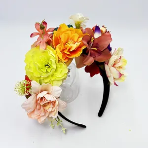 Detailansicht eines handgefertigten Blumenstirnbands mit lebhaften und bunten Kunstblumen