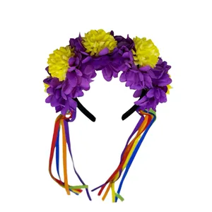Detailansicht eines Blumen Stirnbands mit bunten Regenbogenbändern für Halloween Partys.