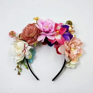 Detailansicht eines böhmischen Blumen-Haarreifens mit leuchtend bunten Pfingstrosen und Rosen