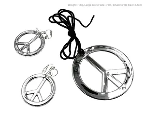 Dettaglio del set collana e orecchini con simbolo della pace argento per hippie