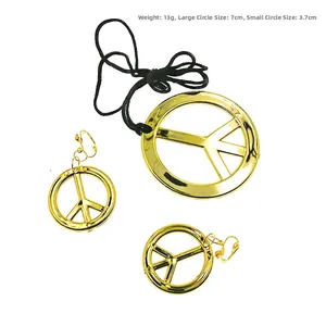 Set di gioielli dorati con simbolo della pace, collana e orecchini per costumi hippie
