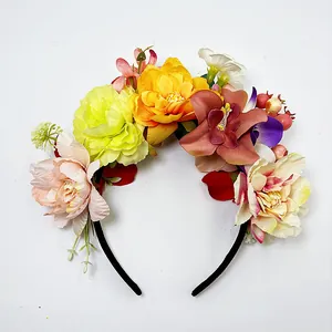 Nahaufnahme lebhafter Kunstblumen auf einem floralen Stirnband im Forest-Style mit bunten Blüten