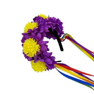 Detail eines Tagetes-Haarbandes mit farbenfrohen Bändern für Feierlichkeiten.