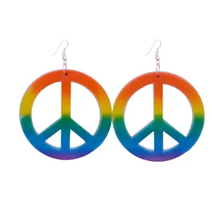 Dettaglio degli orecchini hippie arcobaleno con segno della pace per feste