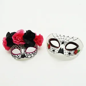 Détails de deux masques du Jour des Morts avec motifs floraux et de toile d'araignée