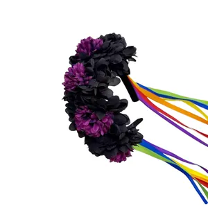 Detailansicht eines Halloween-Haarreifens mit lila Blumen und bunten Regenbogenbändern