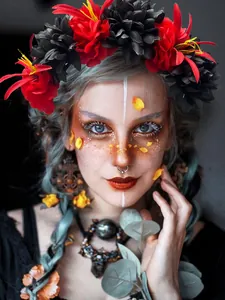 Vue détaillée du serre-tête d'Halloween avec fleurs de souci rouges et noires vibrantes