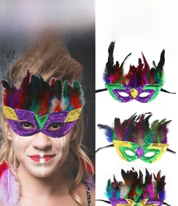 Detalle de máscara de mascarada con lentejuelas y plumas de colores para fiesta carnaval