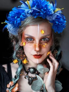 Détail du bandeau fleurs de souci bleu pour les fêtes d'Halloween et du carnaval