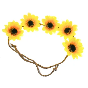 Vista dettagliata della fascia hippie con girasole giallo e cordoncino intrecciato