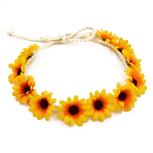 Dettaglio macro della fascia hippie girasole giallo con cordino intrecciato bianco