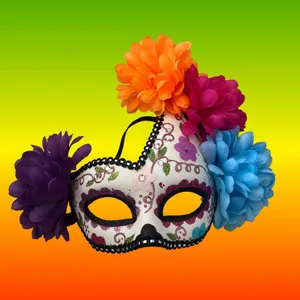 Vue détaillée du masque Jour des Morts orné de fleurs colorées et de paillettes
