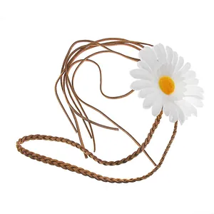 Vista dettagliata di una fascia hippie a margherita con cordino marrone intrecciato.