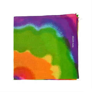 Dettaglio della trama di una bandana hippie tie-dye arcobaleno in 100% cotone