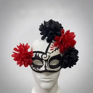 Vue détaillée du masque Jour des Morts avec des fleurs décoratives rouges et noires