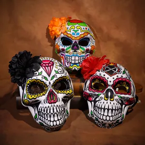 Vue détaillée de trois masques de crâne en sucre colorés du Jour des Morts avec fleurs