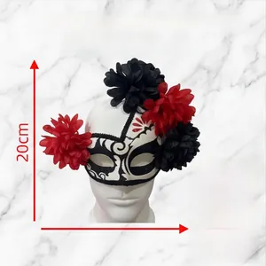 Détail du masque mexicain du Jour des Morts avec fleurs rouges et noires, 18x20cm