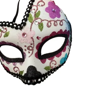 Gros plan du masque Jour des Morts avec paillettes et strass colorés pour Halloween