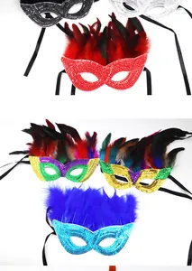 Detailansicht verschiedener bunter Paillettenmasken mit Federn für Faschingspartys
