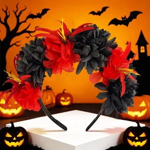 Détail du serre-tête d'Halloween avec des fleurs de souci artificielles rouges et noires