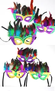 Detailansicht farbenfroher Karnevalsmasken mit leuchtenden Federn und Glitzerpailletten