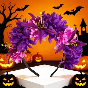 Vue détaillée de fleurs de souci violettes sur un serre-tête sur le thème d'Halloween.