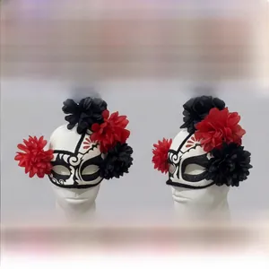 Vue latérale d'un masque du Jour des Morts avec fleurs rouges et noires pour déguisement
