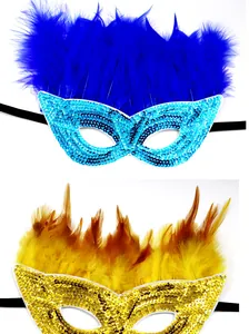 Detailansicht farbenfroher Pailletten-Maskeradenmasken mit lebhaftem Federkleid