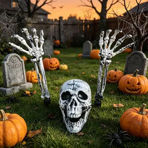 Detailansicht von Halloween-Skelett-Erdspießen in einer Garten-Friedhofsszenerie.