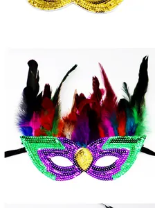 Detailansicht einer lebendigen Pailletten-Maskerade-Maske mit bunten echten Federn