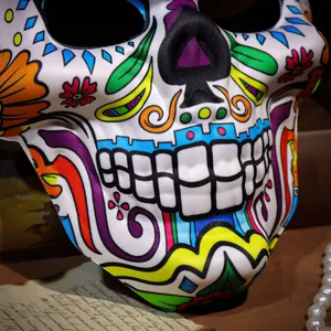 Gros plan d'un masque de crâne en sucre vibrant du Jour des Morts avec motifs floraux
