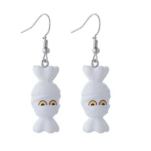 Vue détaillée des boucles d'oreilles bonbon momie blanche pour fête de Halloween