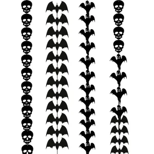 Vista dettagliata delle ghirlande di Halloween in feltro nero con motivi a teschio e pipistrello