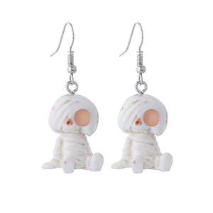 Gros plan détaillé de boucles d'oreilles mignonnes en forme de momie pour Halloween