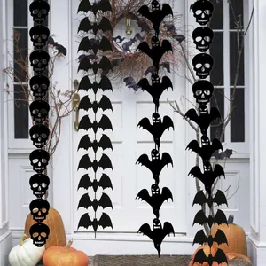 Ghirlande di Halloween in feltro nero con teschi e pipistrelli appese alla porta