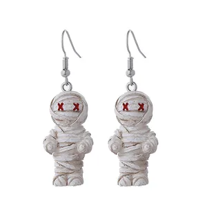 Vue détaillée des boucles d'oreilles momie d'Halloween avec yeux X rouges et bandages