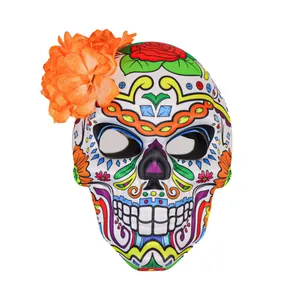 Détail de face d'un masque de crâne en sucre mexicain aux motifs vifs et grande fleur orange