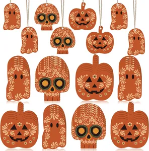 Vue détaillée de décorations d'Halloween en bois de couleur argile, crânes et citrouilles