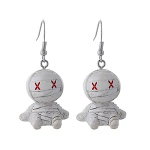 Détail de boucles d'oreilles momie mignonnes avec yeux en croix rouges pour Halloween