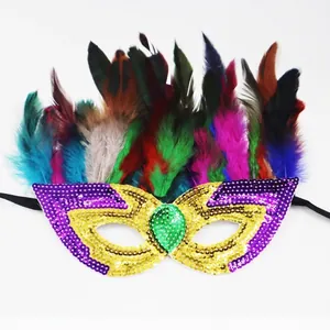 Bunte Maskeradenmaske mit farbigen Federn und Glitzerpailletten für Partys.