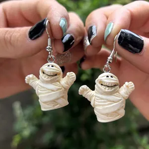 Détail rapproché de mignonnes boucles d'oreilles momie blanche pour fête d'Halloween