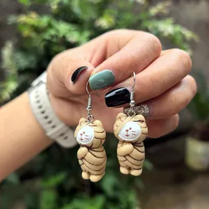 Boucles d'oreilles Halloween momie mignonnes, détail des bandages et visage chat