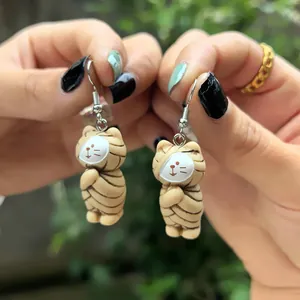 Gros plan détaillé de boucles d'oreilles momie chat mignonnes pour le style Halloween