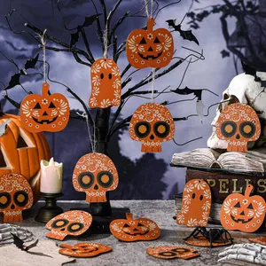 Vue détaillée des ornements en bois d'Halloween, crânes en sucre et citrouilles