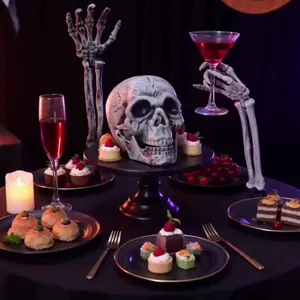 Realistische Halloween Skeletthände und Totenkopf für die Garten Dekoration im Freien