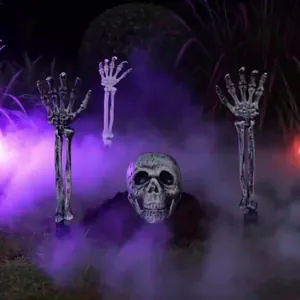 Gruselige Halloween-Skelettschädel und Knochenhandstäbe für den Garten