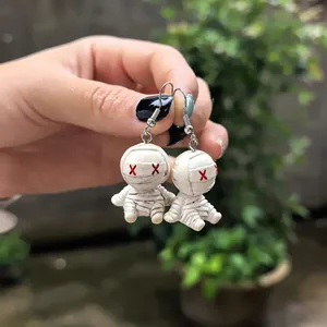 Gros plan de boucles d'oreilles momie Halloween mignonnes montrant la texture réaliste