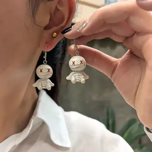 Vue rapprochée de boucles d'oreilles momie fantaisie pour accessoire de fête d'Halloween