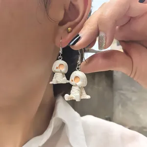 Vue détaillée de jolies boucles d'oreilles momies blanches pour la fête d'Halloween.