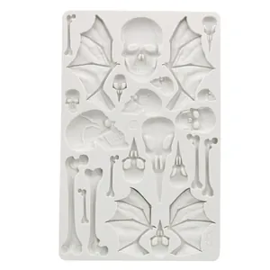 Vue détaillée des cavités de crânes et d'os du moule en silicone pour Halloween.